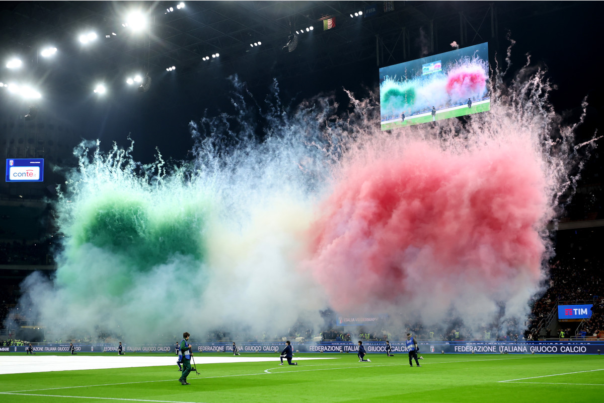 MILÃO, ITÁLIA - 20 DE MARÇO: A pirotecnia deve recriar a bandeira da Itália antes da partida de ida das quartas de final da Liga das Nações da UEFA entre Itália e Alemanha, no Stadio San Siro, em 20 de março de 2025, em Milão, Itália. (Foto de Alex Grimm/Getty Images)
