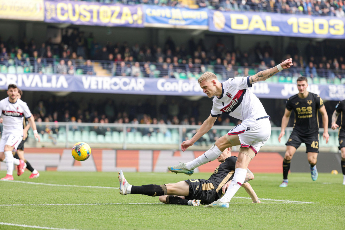 Jens Odgaard celebra el gol contra el Verona