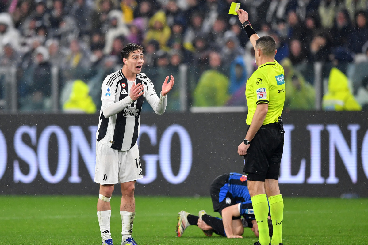 TURIN, ITALY - MARCH 09: Match Referee Simone Sozza shows a yellow card to Kenan Yildiz of Juventus during the Serie A match between Juventus and Atalanta at the Allianz Stadium on March 09, 2025 in Turin, Italy. (Photo by Valerio Pennicino/Getty Images)