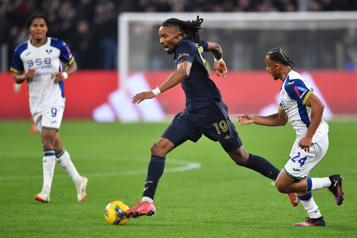 TURIN, ITALY - MARCH 03: Khephren Thuram of Juventus runs with the ball whilst under pressure from Antoine Bernede of Hellas Verona during the Serie A match between Juventus and Verona at Allianz Stadium on March 03, 2025 in Turin, Italy. (Photo by Valerio Pennicino/Getty Images)
