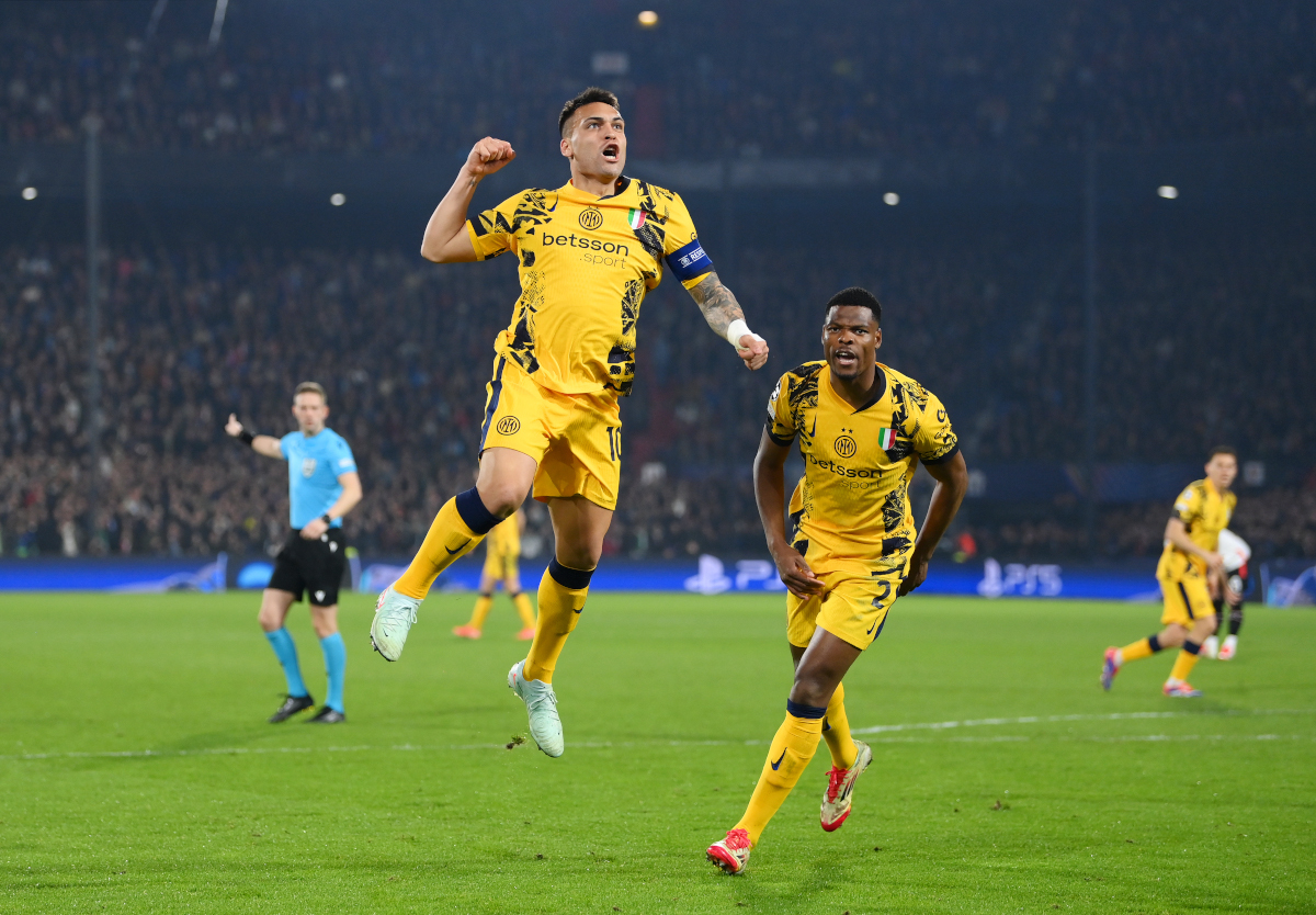 ROTTERDAM, NETHERLANDS - MARCH 05: Lautaro Martinez of FC Internazionale celebrates scoring his team's second goal with teammate Denzel Dumfries during the UEFA Champions League 2024/25 Round of 16 first leg match between Feyenoord and FC Internazionale Milano at De Kuip on March 05, 2025 in Rotterdam, Netherlands. (Photo by Justin Setterfield/Getty Images)