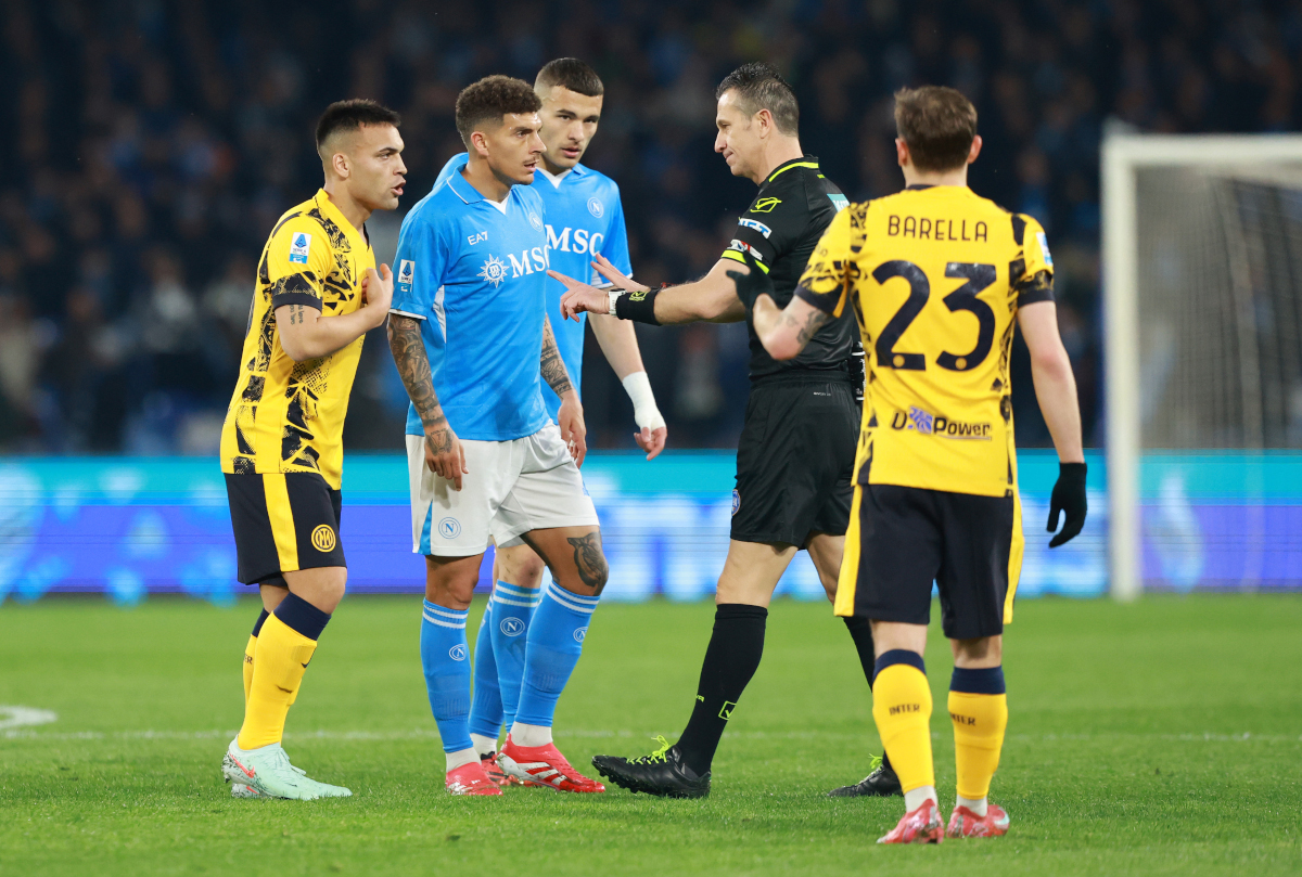 NAPLES, ITALY - MARCH 01: Giovanni Di Lorenzo of Napoli and Lautaro Martinez speak with the referee Daniele Doveri of Inter during the Serie A match between Napoli and FC Internazionale at Stadio Diego Armando Maradona on March 01, 2025 in Naples, Italy. (Photo by Francesco Pecoraro/Getty Images)