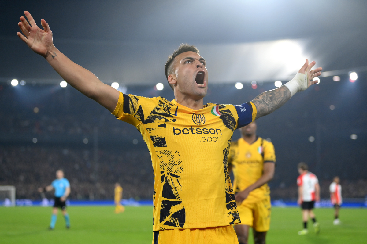 ROTTERDAM, NETHERLANDS - MARCH 05: Lautaro Martinez of FC Internazionale celebrates scoring his team's second goal during the UEFA Champions League 2024/25 Round of 16 first leg match between Feyenoord and FC Internazionale Milano at De Kuip on March 05, 2025 in Rotterdam, Netherlands. (Photo by Justin Setterfield/Getty Images)