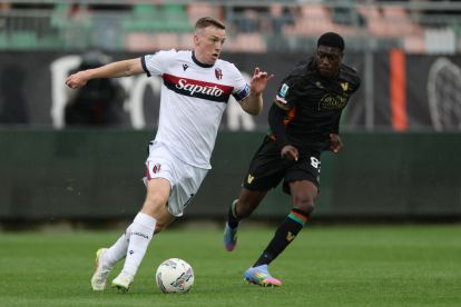 VENICE, ITALY - MARCH 29: Lewis Ferguson of Bologna and Issa Doumbia of Venezia in action during the Serie A match between Venezia and Bologna at Stadio Pier Luigi Penzo on March 29, 2025 in Venice, Italy. (Photo by Timothy Rogers/Getty Images)