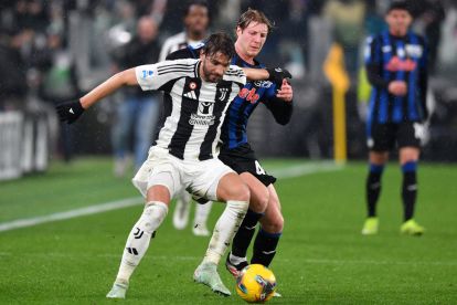 TURIN, ITALY - MARCH 09: Manuel Locatelli of Juventus is challenged by Marco Brescianini of Atalanta during the Serie A match between Juventus and Atalanta at the Allianz Stadium on March 09, 2025 in Turin, Italy. (Photo by Valerio Pennicino/Getty Images)