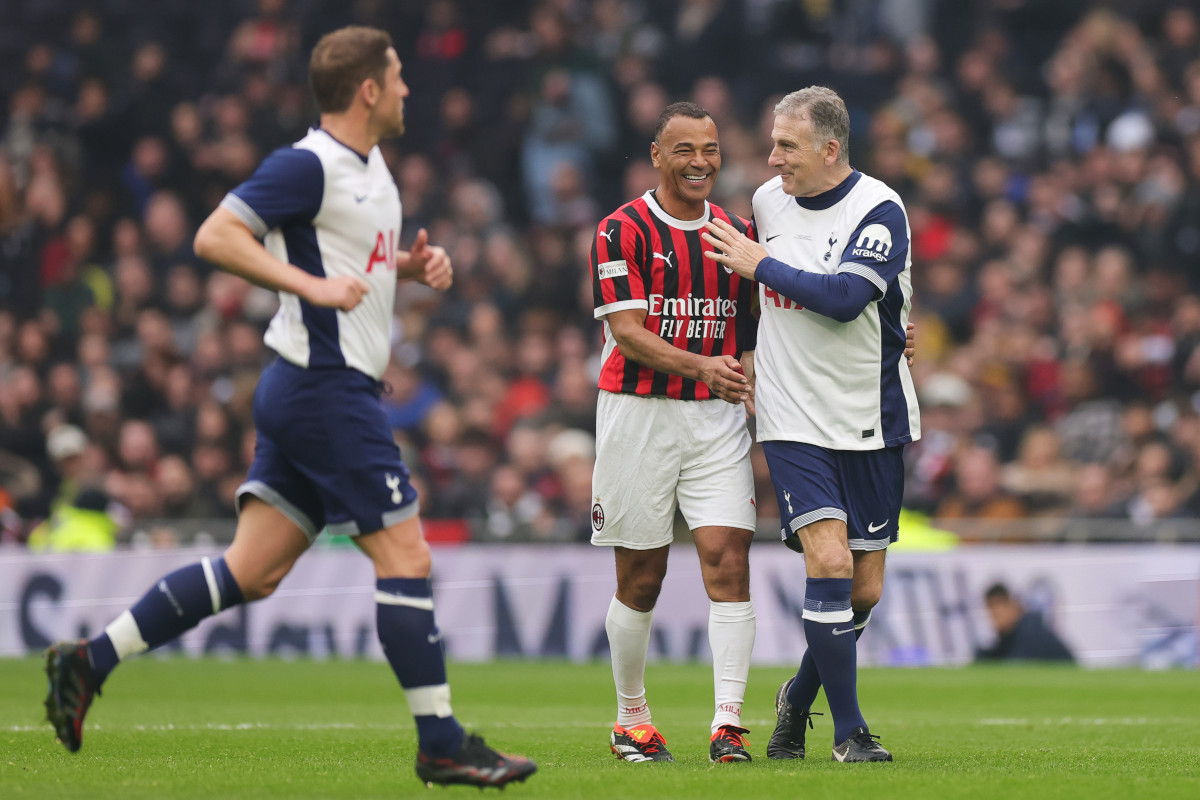LONDON, ENGLAND - MARCH 23: Cafu of AC Milan Glorie and Mark Falco of Tottenham Hotspur Legends are pictured talking during the Legends Charity Match between Spurs Legends and AC Milan Glorie at Tottenham Hotspur Stadium on March 23, 2025 in London, England. (Photo by Andrew Redington/Getty Images)