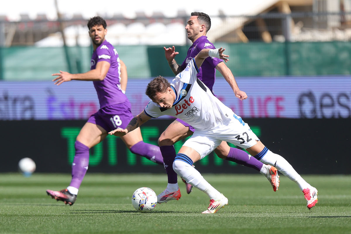 FLORENCE, ITALY - MARCH 30: Danilo Cataldi of ACF Fiorentina battles for the ball with Mateo Retegui of Atalanta BC during the Serie A match between Fiorentina and Atalanta at Stadio Artemio Franchi on March 30, 2025 in Florence, Italy. (Photo by Gabriele Maltinti/Getty Images)