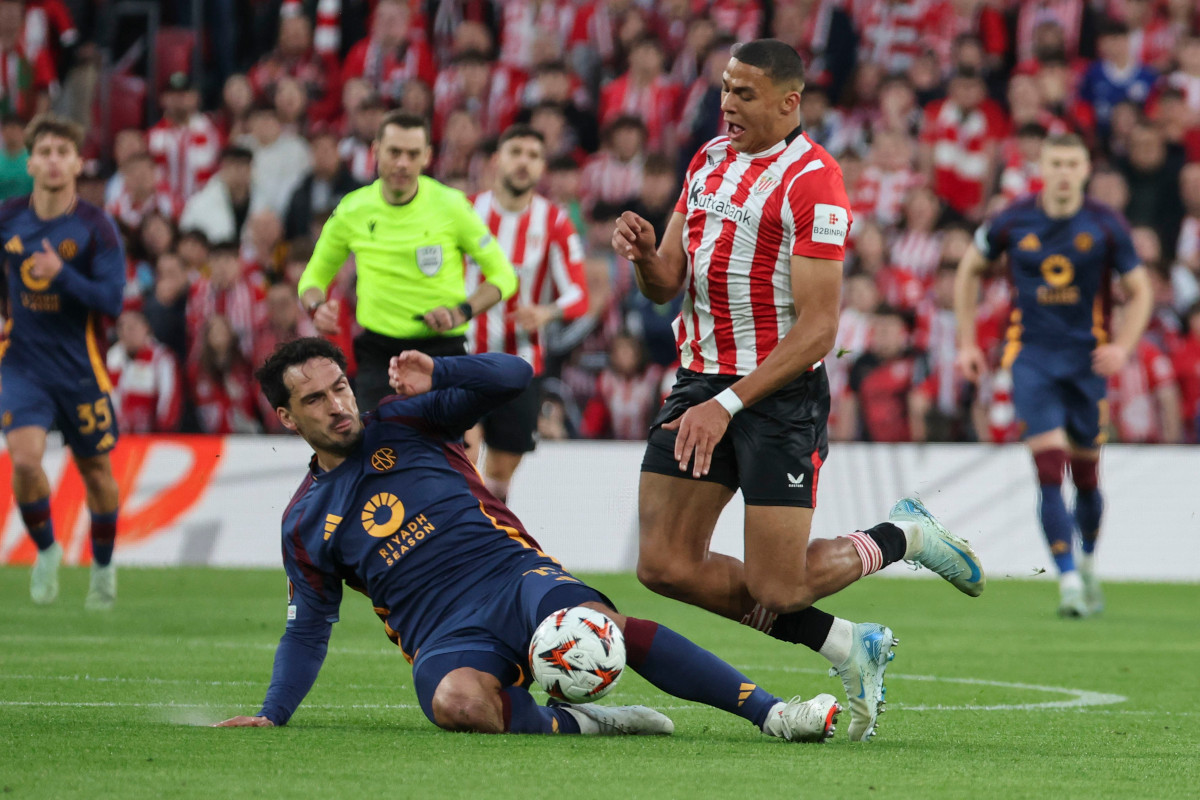 epa11961773 Athletic's Maroan Sannadi (R) in action against Roma's Mats Hummels (L) during the UEFA Europa League round of 16 second leg soccer match between Athletic Club and AS Roma, in Bilbao, Spain, 13 March 2025. EPA-EFE/LUIS TEJIDO