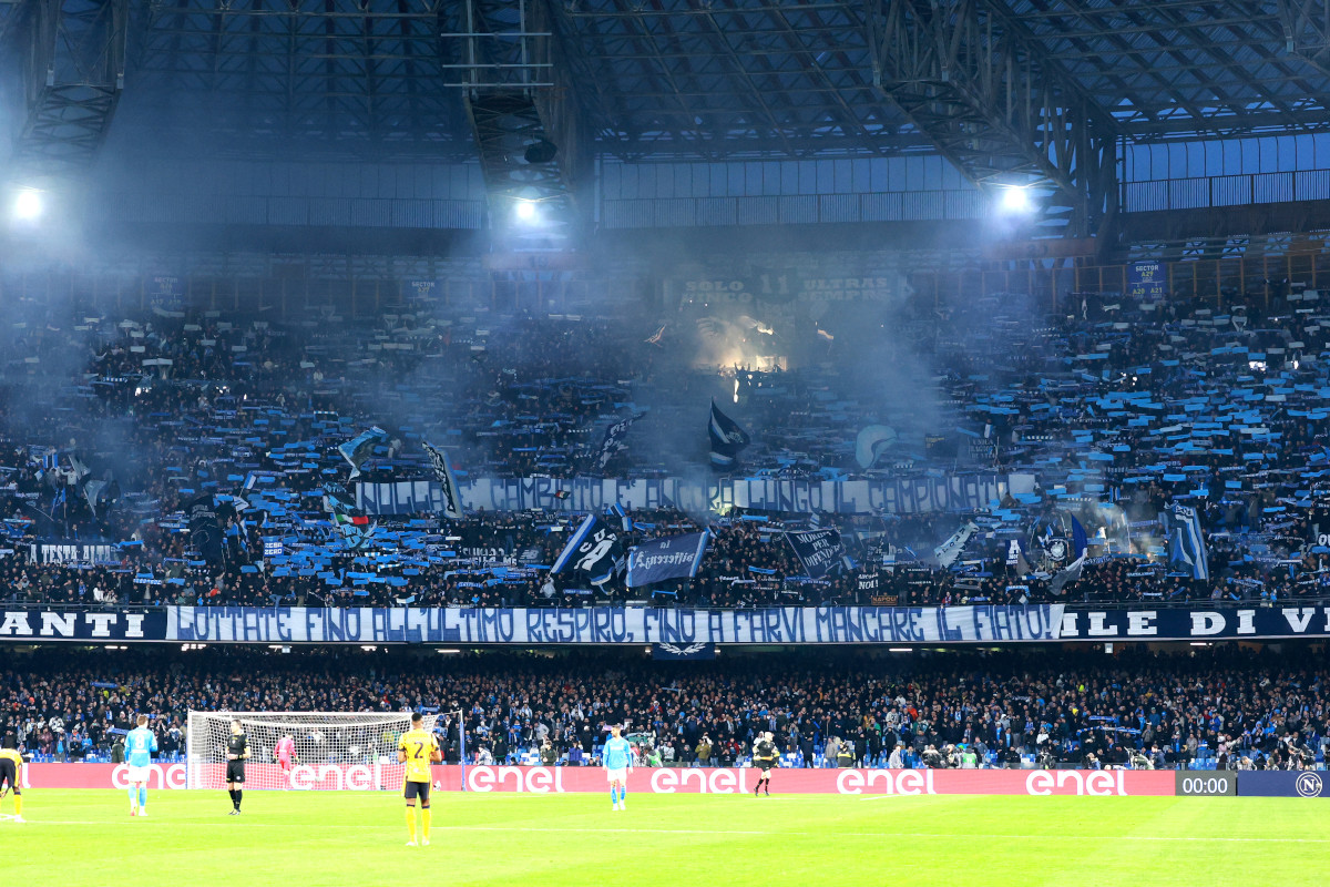 NAPLES, ITALY - MARCH 01: Supporters of Napoli during the Serie A match between Napoli and FC Internazionale at Stadio Diego Armando Maradona on March 01, 2025 in Naples, Italy. (Photo by Francesco Pecoraro/Getty Images)