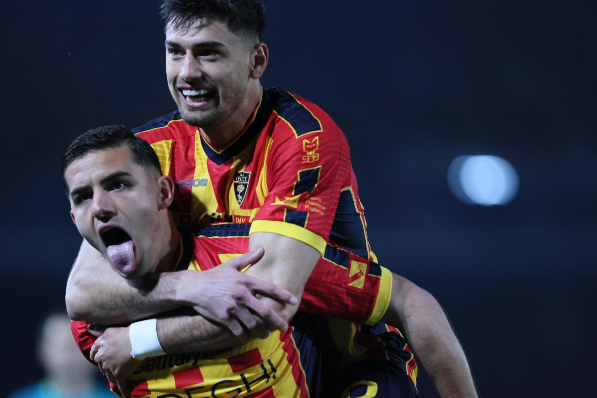 epa11949665 US Lecce's Nikola Krstovic (L) celebrated by his teammate Santiago Pierotti (R) after scoring during the Italian Serie A soccer match US Lecce - AC Milan at the Via del Mare stadium in Lecce, Italy, 8 March 2025. EPA-EFE/ABBONDANZA SCURO LEZZI