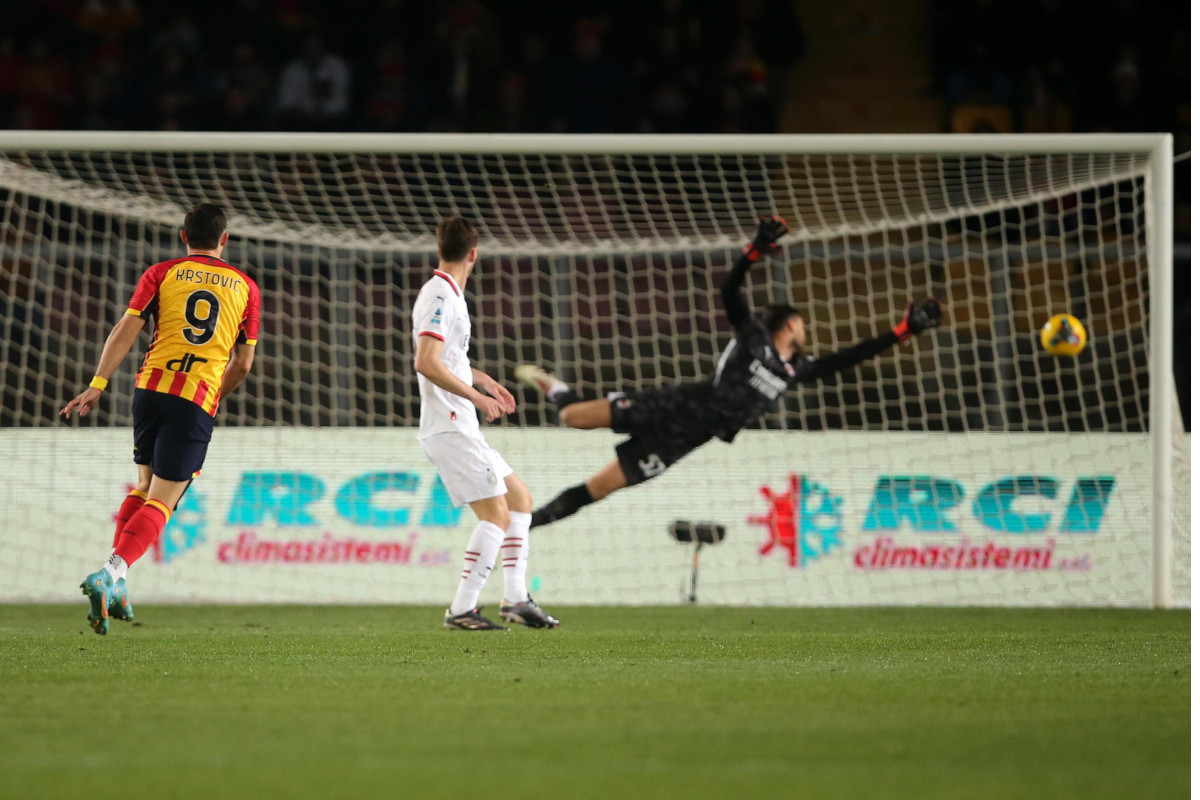 epa11949786 US Lecce's Nikola Krstovic scores during the Italian Serie A soccer match US Lecce - AC Milan at the Via del Mare stadium in Lecce, Italy, 8 March 2025. EPA-EFE/ABBONDANZA SCURO LEZZI