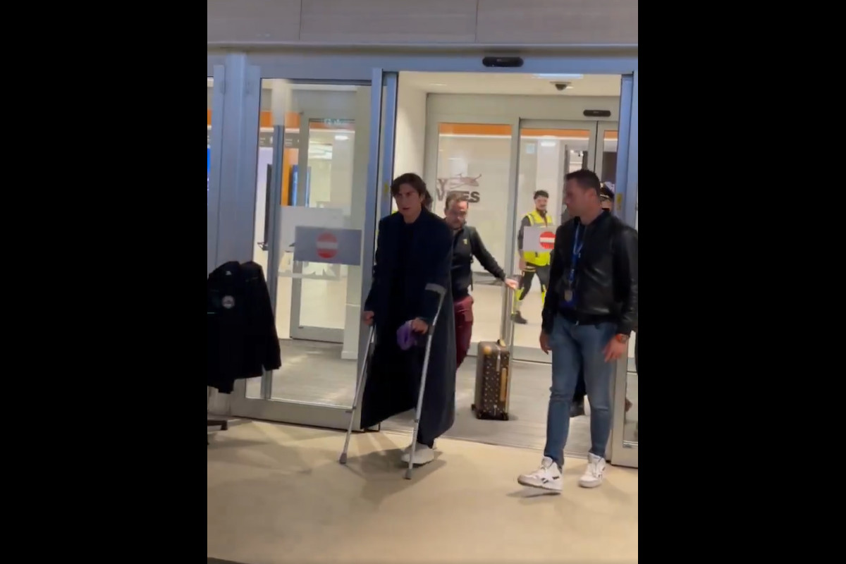 Paulo Dybala regresa a Roma con muletas