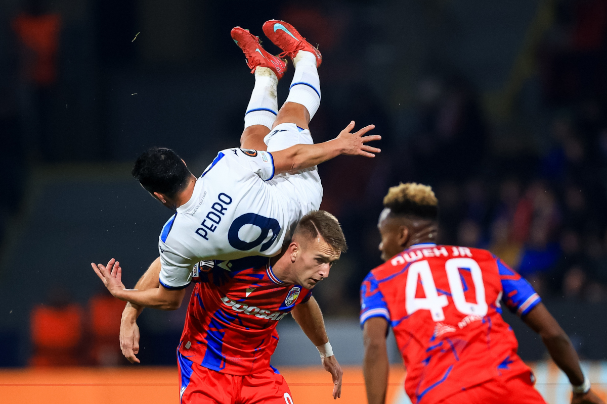 Pedro em ação durante partida da UEFA Europa League