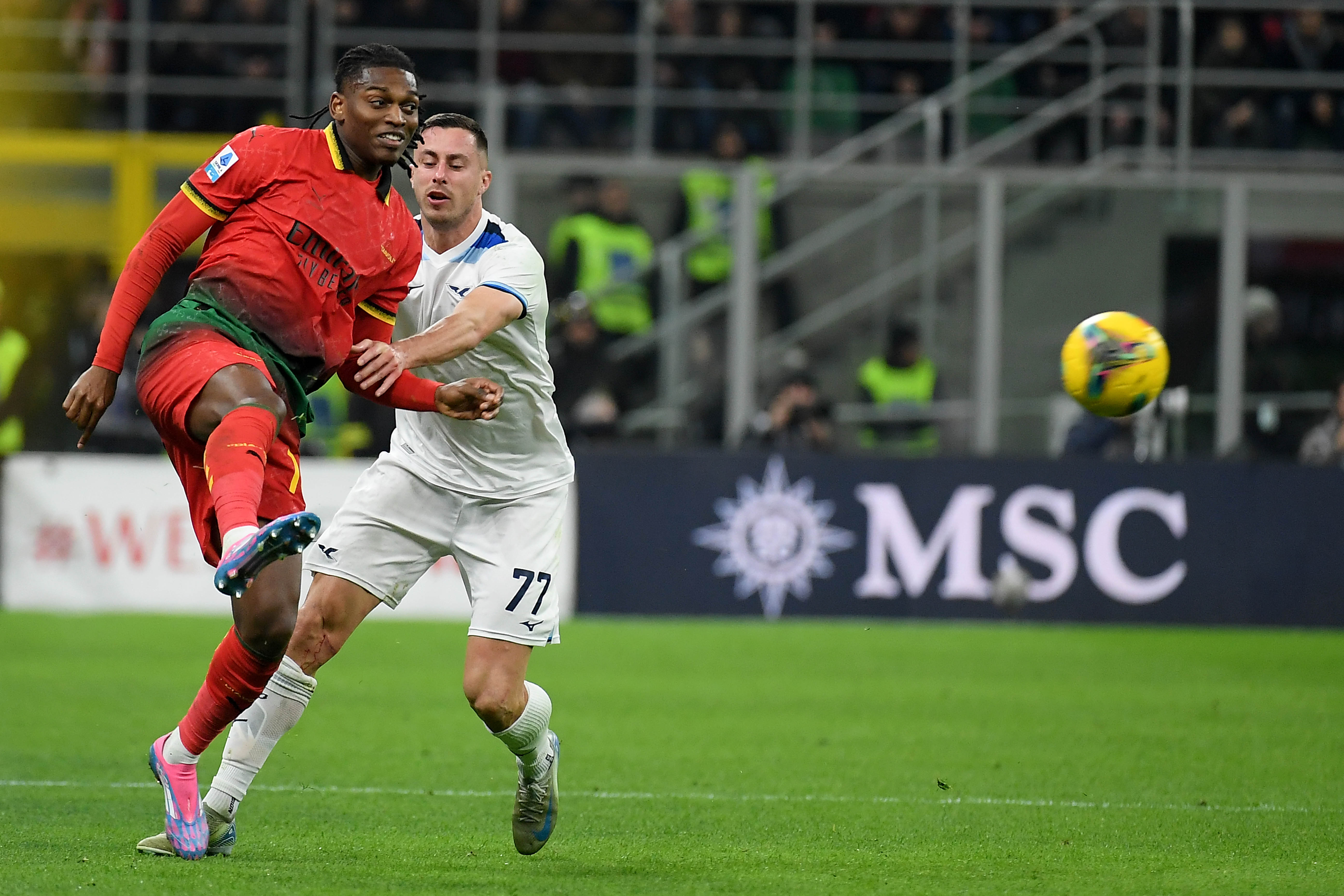 Milán, Italia - 02 de marzo: Adam Marusic de SS Lazio en acción con Rafael Leao de AC Milán durante el partido de la Serie entre Milán y Lazio en Stadio Giuseppe Meezza el 02 de marzo de 2025 en Milán, Italia. (Foto de Marco Rosi - SS Lazio/Getty Images)