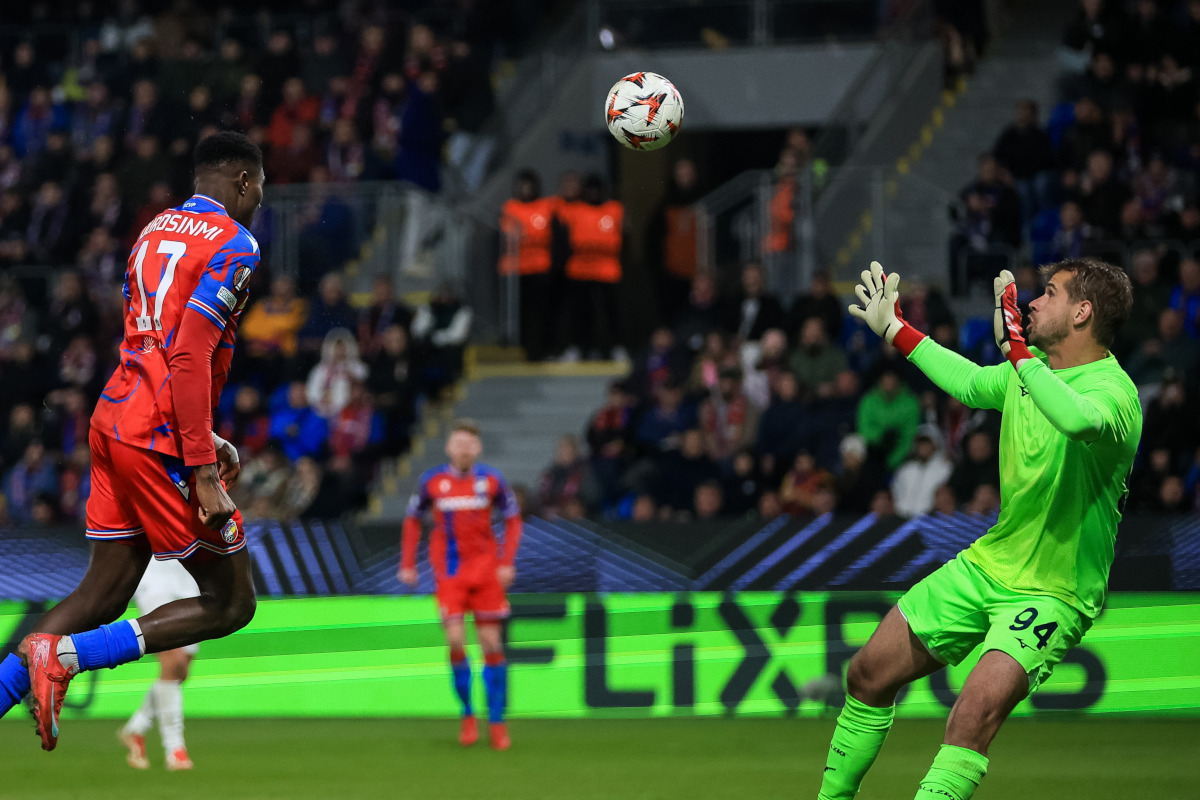 epa11945571 Rafiu Durosinmmi of Plzen (L) scores the 1-1 goal against goalkeeper Ivan Provedel of Lazio during the UEFA Europa League Round of 16, 1st leg soccer match between Viktoria Plzen and SS Lazio, in Plzen, Czechia, 06 March 2025. EPA-EFE/MARTIN DIVISEK