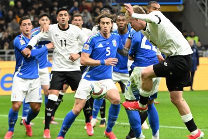 epa11976939 Germany’s forward Jonathan Burkardt (R) kicks the ball against Riccardo Calafiori during the UEFA Nations League quarterfinals first leg soccer match between Italy and Germany at the Giuseppe Meazza Stadium in Milan, Italy, 20 March 2025. EPA-EFE/Daniel Dal Zennaro