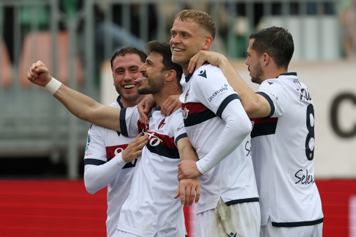 VENICE, ITALY - MARCH 29: Riccardo Orsolini of Bologna celebrates scoring a goal with teammates during the Serie A match between Venezia and Bologna at Stadio Pier Luigi Penzo on March 29, 2025 in Venice, Italy. (Photo by Timothy Rogers/Getty Images)