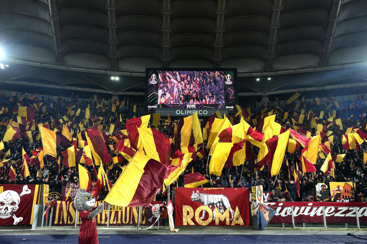 epa11945274 AS Roma' supporters before the UEFA Europa League round of 16 first leg soccer match between AS Roma and Athletic Bilbao at Olimpico stadium in Rome, Italy, 06 March 2025. EPA-EFE/ETTORE FERRARI