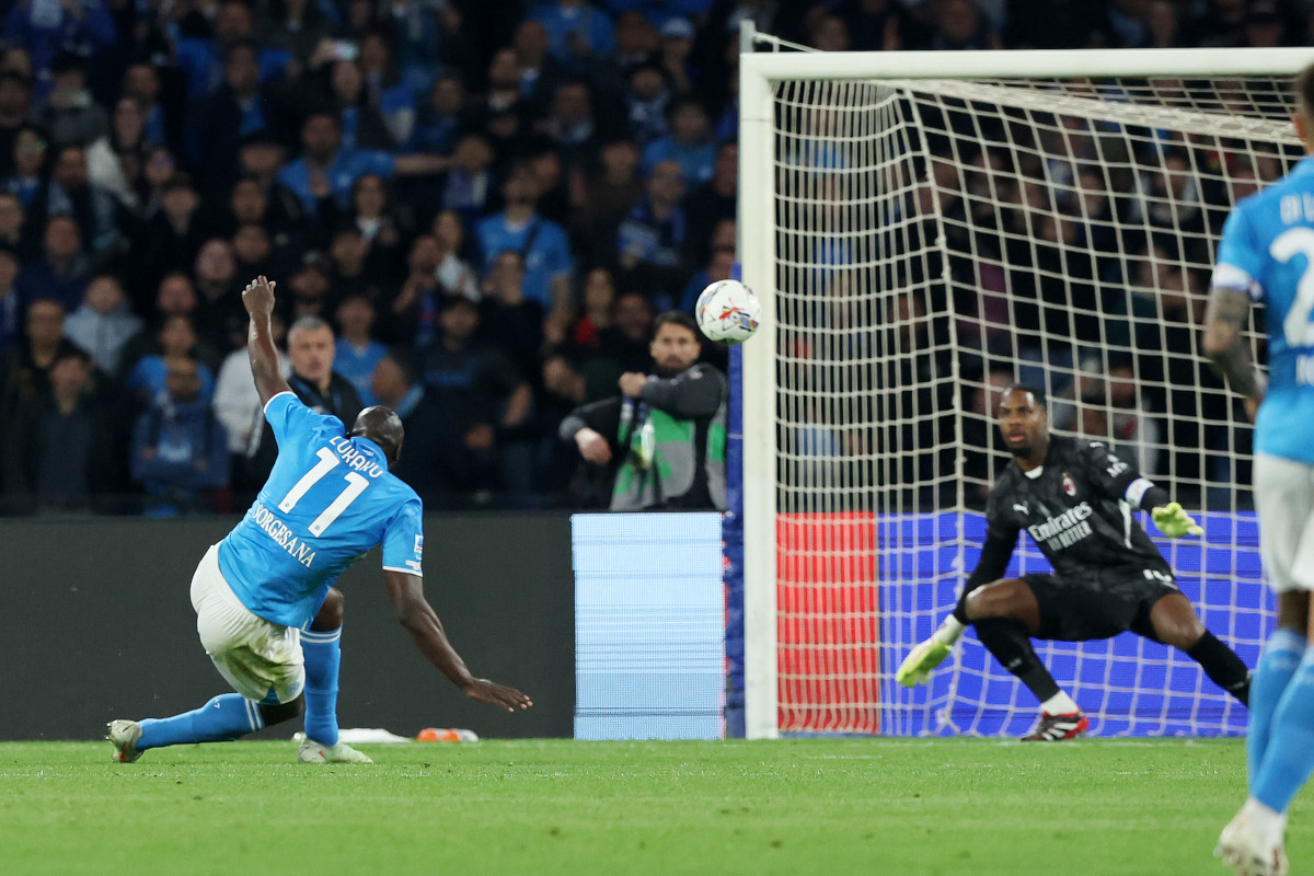 NAPOLI, ITALY – MARCH 30: Romelu Lukaku of Napoli scores his side second goal during the Serie A match between Napoli and AC Milan at Stadio Diego Armando Maradona on March 30, 2025 in Napoli, Italy. (Photo by Francesco Pecoraro/Getty Images)