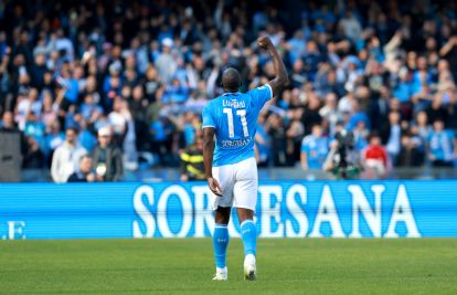 NAPLES, ITALY - MARCH 09: Romelu Lukaku of Napoli celebrates scoring his team's first goal during the Serie A match between Napoli and Fiorentina at the Stadio Diego Armando Maradona on March 09, 2025 in Naples, Italy. (Photo by Francesco Pecoraro/Getty Images)