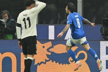epa11976764 Italy’s midfielder Sandro Tonali (R) celebrates after scoring the 1-0 goal during the UEFA Nations League quarterfinals first leg soccer match between Italy and Germany at the Giuseppe Meazza Stadium in Milan, Italy, 20 March 2025. EPA-EFE/Daniel Dal Zennaro