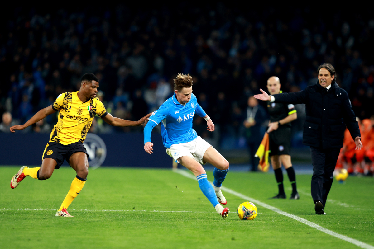 NAPLES, ITALY - MARCH 01: Scott Mctominay of Napoli competes for the ball with Denzel Dumfries of Inter during the Serie A match between Napoli and FC Internazionale at Stadio Diego Armando Maradona on March 01, 2025 in Naples, Italy. (Photo by Francesco Pecoraro/Getty Images)