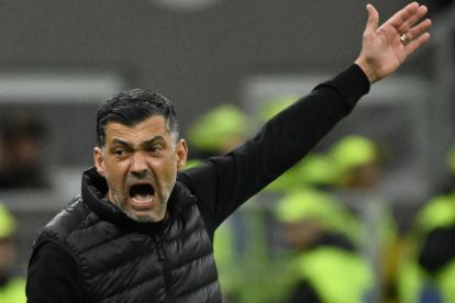 epa11966596 AC Milan’s head coach Sergio Conceicao reacts during the Italian Serie A soccer match between AC Milan and Como at the Giuseppe Meazza Stadium in Milan, Italy, 15 March 2025. EPA-EFE/DANIEL DAL ZENNARO