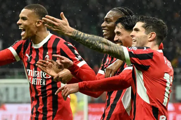 epa11966786 AC Milan’s midfielder Tijjani Reijnders (C) celebrates with teammates midfielder Christian Pulisic (R) and forward Rafael Leao after scoring during the Italian Serie A soccer match between AC Milan and Como at the Giuseppe Meazza Stadium in Milan, Italy, 15 March 2025. EPA-EFE/DANIEL DAL ZENNARO
