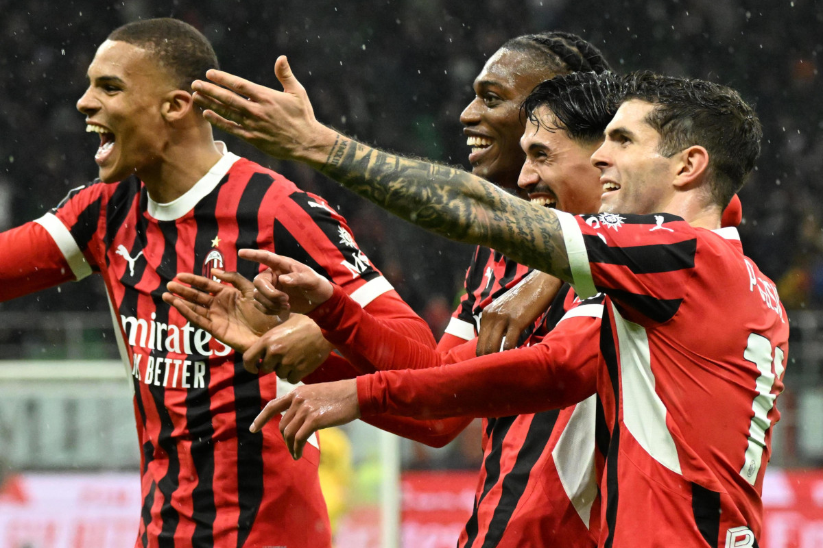 epa11966786 AC Milanu2019s midfielder Tijjani Reijnders (C) celebrates with teammates midfielder Christian Pulisic (R) and forward Rafael Leao after scoring during the Italian Serie A soccer match between AC Milan and Como at the Giuseppe Meazza Stadium in Milan, Italy, 15 March 2025. EPA-EFE/DANIEL DAL ZENNARO