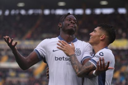 VERONA, ITALIA - 23 NOVEMBER: Yann Bisseck dari FC Internazionale merayakan bersama Joaquín Correa selama pertandingan Serie A antara Verona dan FC Internazionale di Stadio Marcantonio Bentegodi pada 23 November 2024 di Verona, Italia. (Foto oleh Alessandro Sabattini/Getty Images)