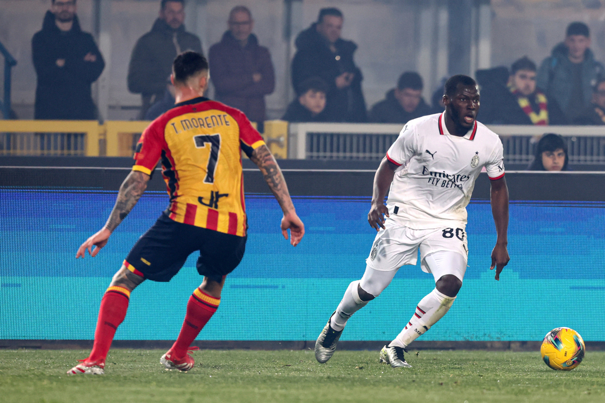 Lecce, Italia - 08 de marzo: Tete Morente de Lecce compite por el balón con Yunus Musah de Milán durante el partido de la Serie A entre Lecce y AC Milan en Stadio a través de Del Mare el 08 de marzo de 2025 en Lecce, Italia. (Foto de Maurizio Lagana/Getty Images)
