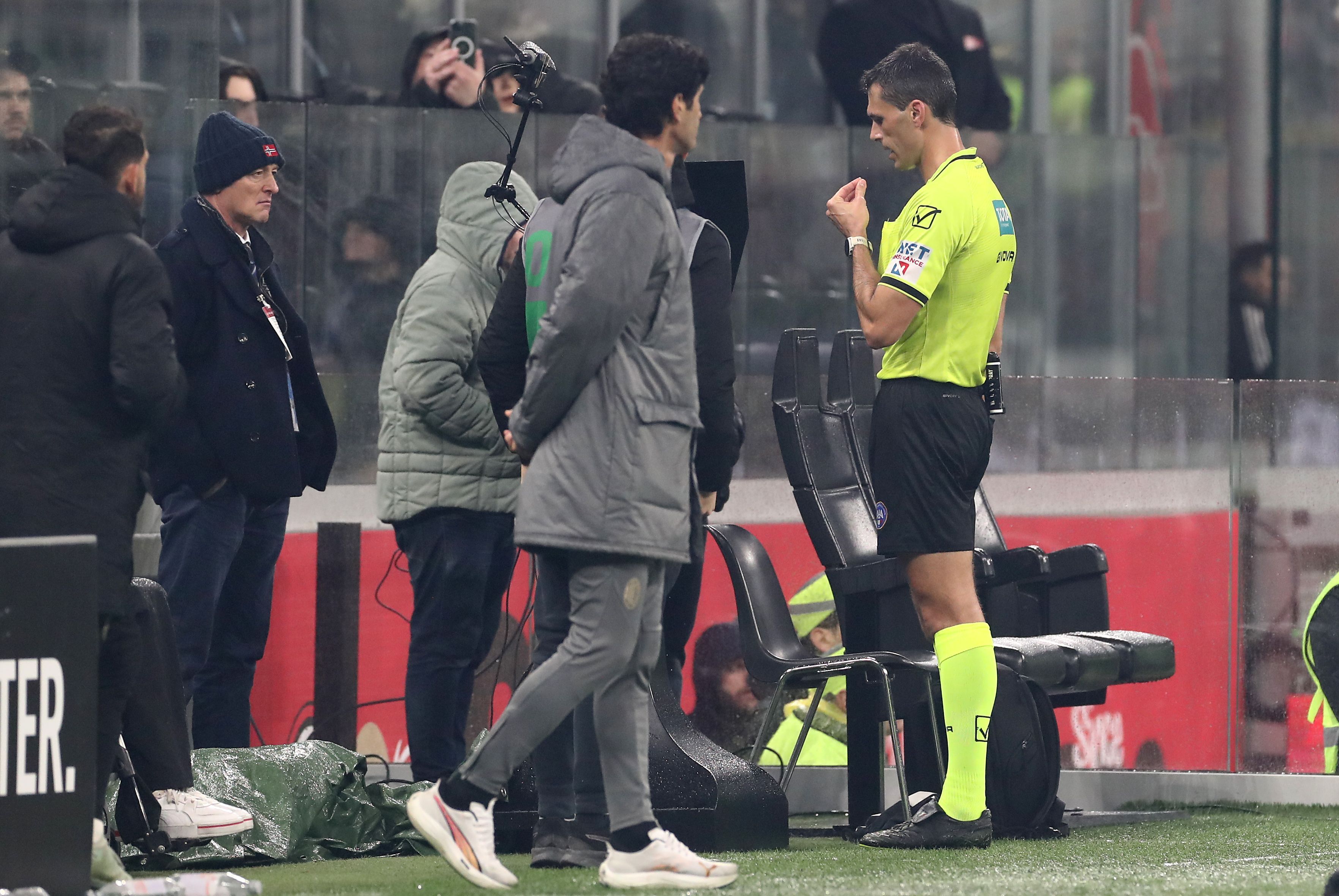 MILAN, ITALY - MARCH 15: Referee Matteo Marchetti consult the VAR during the Serie A match between AC Milan and Como 1907 at Stadio Giuseppe Meazza on March 15, 2025 in Milan, Italy. (Photo by Marco Luzzani/Getty Images)