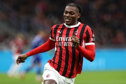 MILAN, ITALY - MARCH 15: Rafael Leao of AC Milan in action during the Serie A match between AC Milan and Como 1907 at Stadio Giuseppe Meazza on March 15, 2025 in Milan, Italy. (Photo by Marco Luzzani/Getty Images)