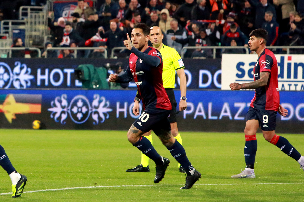 CAGLIARI, ITALY - MARCH 07: Nicolas Viola of Cagliari celebrates his goal 1-0 during the Serie A match between Cagliari and Genoa at Sardegna Arena on March 07, 2025 in Cagliari, Italy. (Photo by Enrico Locci/Getty Images)