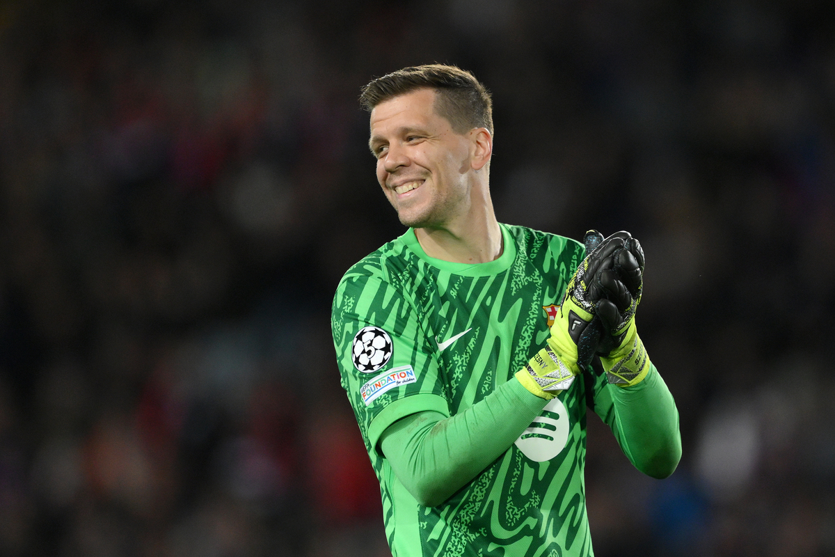 Barcelone, Espagne - 11 mars: Wojciech Szczesny du FC Barcelone reconnaît les fans après le match de l'UEFA Champions League 2024/25 UEFA Champions League 2024/25 Round de 16 matchs du FC Barcelone et SL Benfica à Esadi Orímpic Lluís Company le 11 mars 2025 à Barcelona, Espagne. (Photo de David Ramos / Getty Images) (anciennement Juventus)
