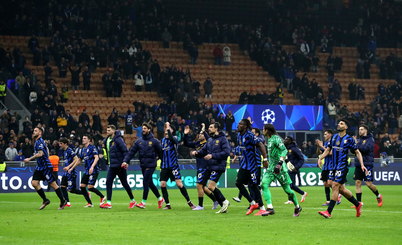 MILAN, ITALY - MARCH 11: Players of FC Internazionale greet their fans after their victory in the UEFA Champions League 2024/25 Round of 16 Second Leg match between FC Internazionale Milano and Feyenoord at Stadio San Siro on March 11, 2025 in Milan, Italy. (Photo by Marco Luzzani/Getty Images)