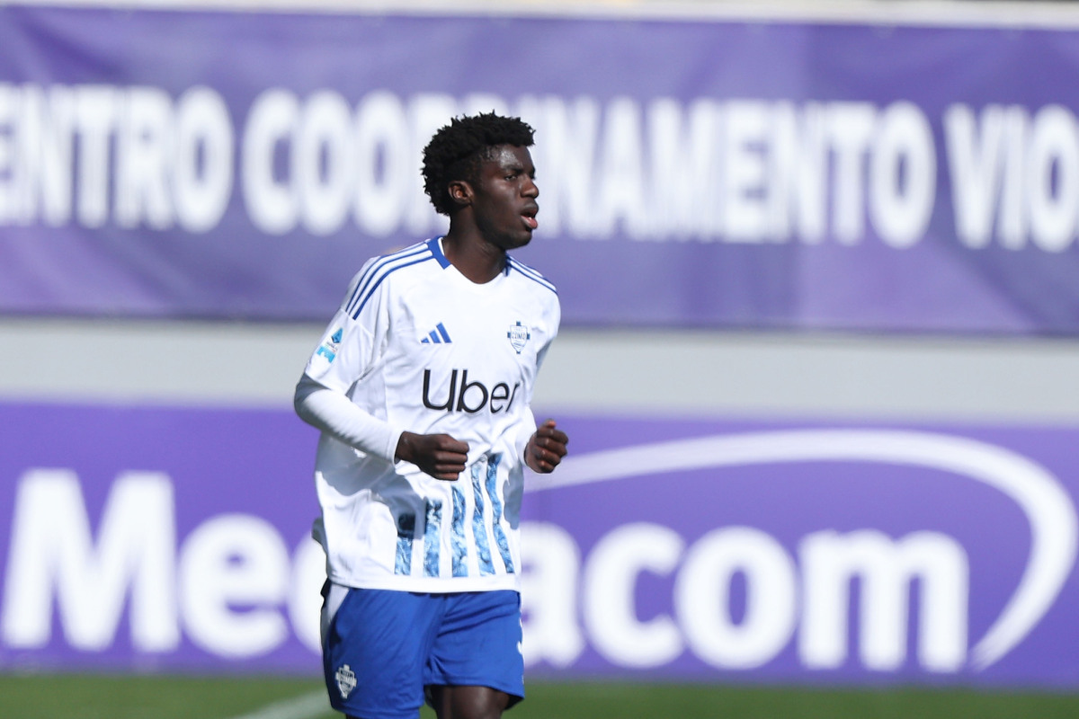 FLORENCE, ITALY - FEBRUARY 16: Diao of Como Calcio looks on during the Serie A match between Fiorentina and Como at Stadio Artemio Franchi on February 16, 2025 in Florence, Italy. (Photo by Gabriele Maltinti/Getty Images)