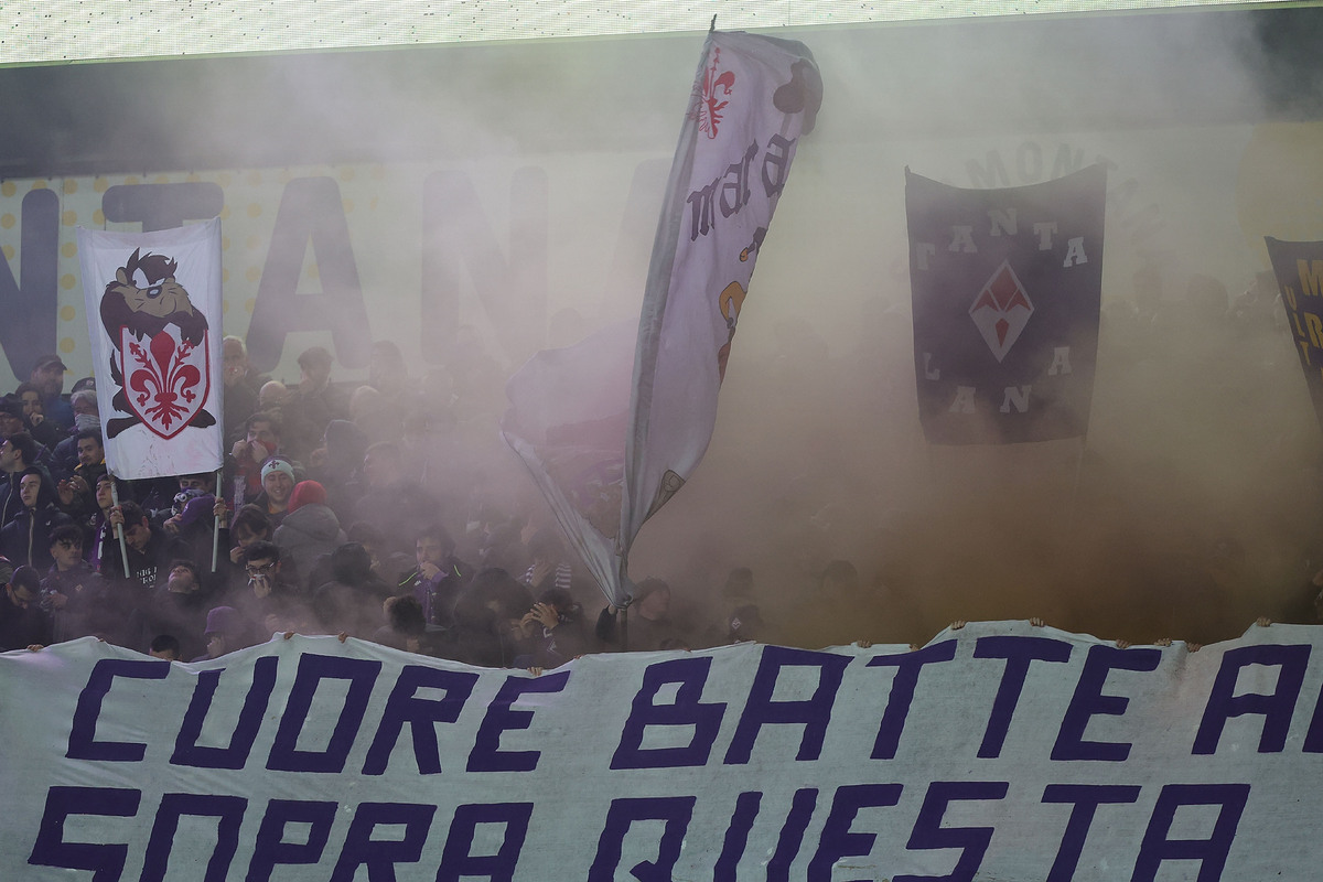 FLORENCE, ITALY - MARCH 16: Fans of ACF Fiorentina during the Serie A match between Fiorentina and Juventus at Stadio Artemio Franchi on March 16, 2025 in Florence, Italy. (Photo by Gabriele Maltinti/Getty Images)