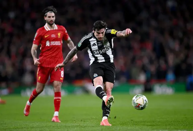LONDON, ENGLAND - MARCH 16: Sandro Tonali of Newcastle United shoots during the Carabao Cup Final between Liverpool and Newcastle United at Wembley Stadium on March 16, 2025 in London, England. (Photo by Stu Forster/Getty Images)