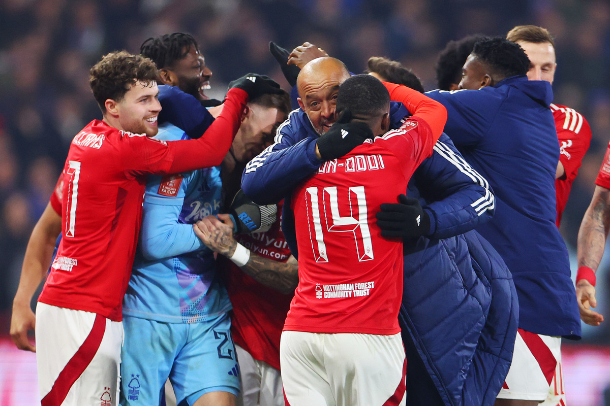 Nottingham, England - March 03: Nuno Espirito Santo, director of Nottingham Forest, famous with Callum Hudson -Odoi of Nottingham Forest after the team's victory in the penalty shooting during the Emirates Fa Cup Match Fifth Round, between England. (Photo by Molly Darlington / Getty Images)