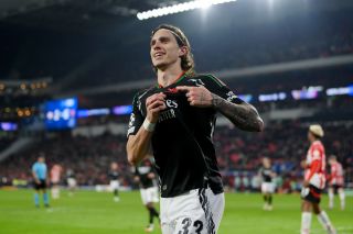 Riccardo Calafiori do Arsenal comemora seu gol contra o PSV Eindhoven na Liga dos Campeões