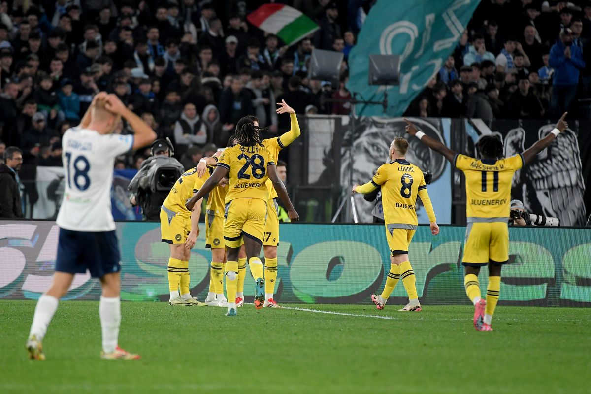 ROME, ITALY - MARCH 10: Florian Thauvin of Udinese celebrates a opening goal with his team mates during the Serie match between Lazio and Udinese at Stadio Olimpico on March 10, 2025 in Rome, Italy. (Photo by Marco Rosi - SS Lazio/Getty Images)