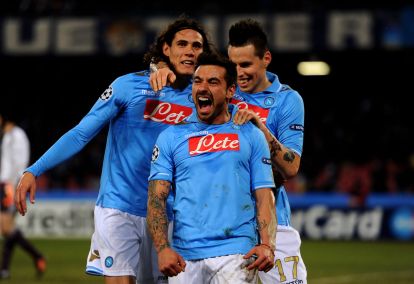 NAPLES, ITALIA - 21 FEBRUARI: Ezequiel Lavezzi (tengah) dari Napoli merayakan bersama rekan setimnya Edinson Cavani (kiri) dan Marek Hamsik (kanan) setelah mencetak gol ketiga timnya pada pertandingan leg pertama babak 16 besar Liga Champions UEFA antara SSC Napoli dan Chelsea FC di Stadio San Paolo pada 21 Februari 2012 di Naples, Italia. (Foto oleh Mike Hewitt/Getty Images)