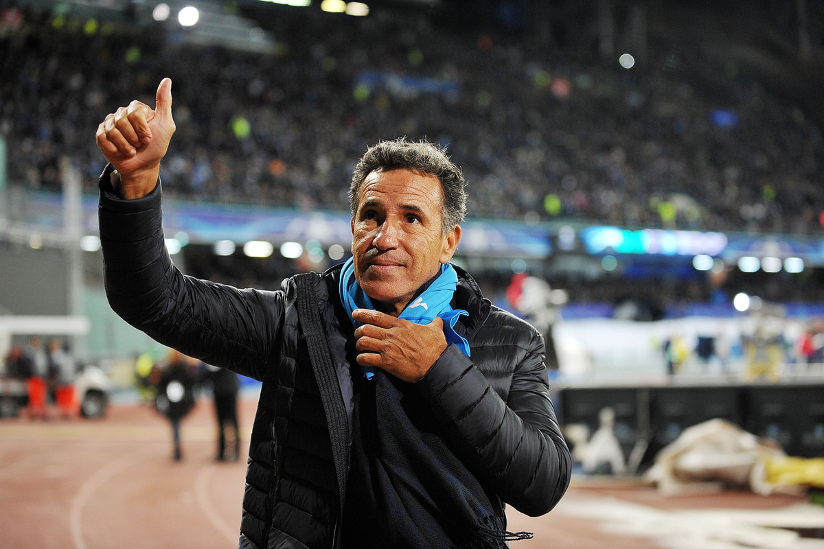 NAPLES, ITALY - MARCH 07: Antonio Careca old glory player of Naples greets the fans during the UEFA Champions League Round of 16 second leg match between SSC Napoli and Real Madrid CF at Stadio San Paolo on March 7, 2017 in Naples, Italy. (Photo by Francesco Pecoraro/Getty Images)