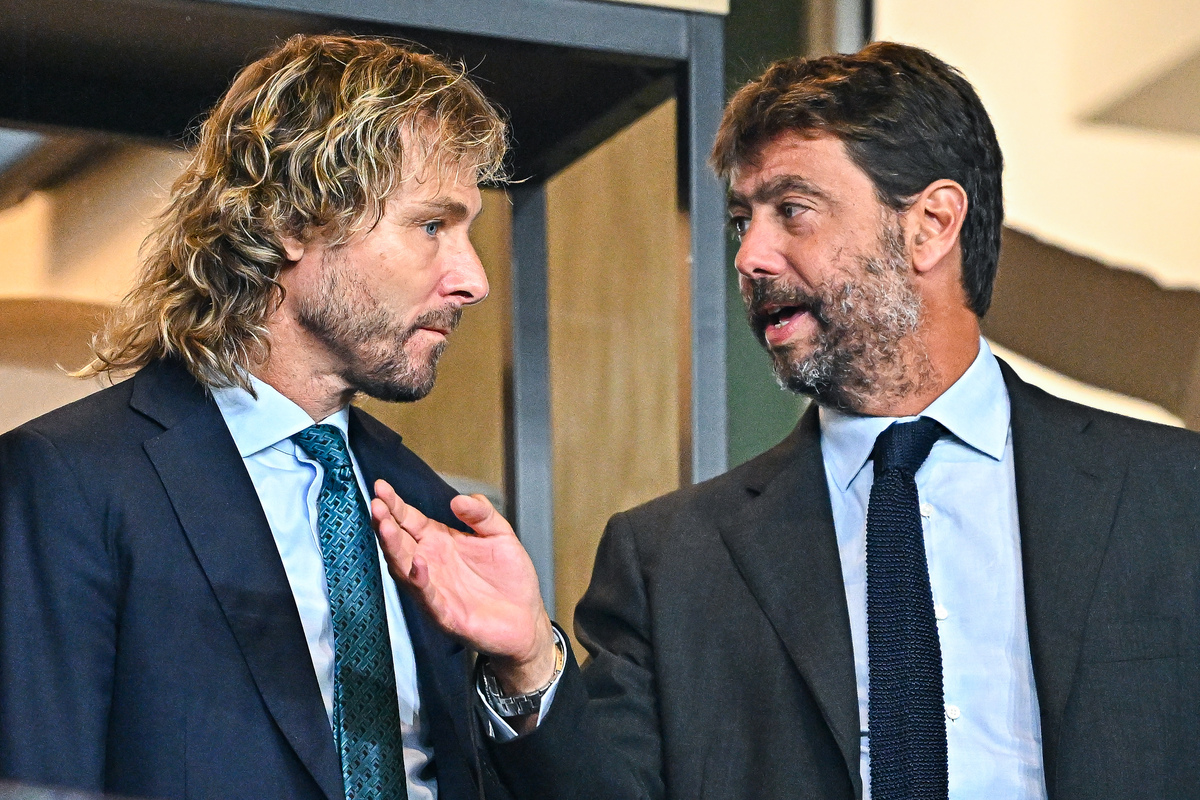 GENOA, ITALY - AUGUST 22: Andrea Agnelli chairman of Juventus (R) chats with Pavel Nedved vice president of Juventus prior to kick-off in the Serie A match between UC Sampdoria and Juventus at Stadio Luigi Ferraris on August 22, 2022 in Genoa, Italy. (Photo by Simone Arveda/Getty Images)