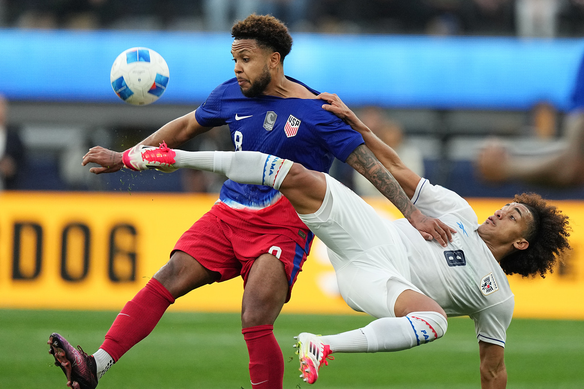 INGLEWOOD, CALIFORNIA - MARCH 20: Adalberto Carrasquilla #8 of Panama and Josh Sargent #9 of the United States battle for the ball during the second half of a CONCACAF Nations League semifinal match at SoFi Stadium on March 20, 2025 in Inglewood, California. (Photo by Michael Owens/Getty Images)