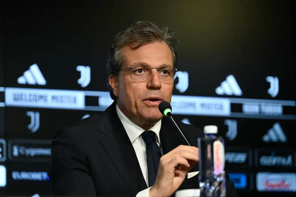 Cristiano Giuntoli durante la conferencia de prensa introductoria de Igor Tudor en la Juventus (imagen: www.juventus.com/it)