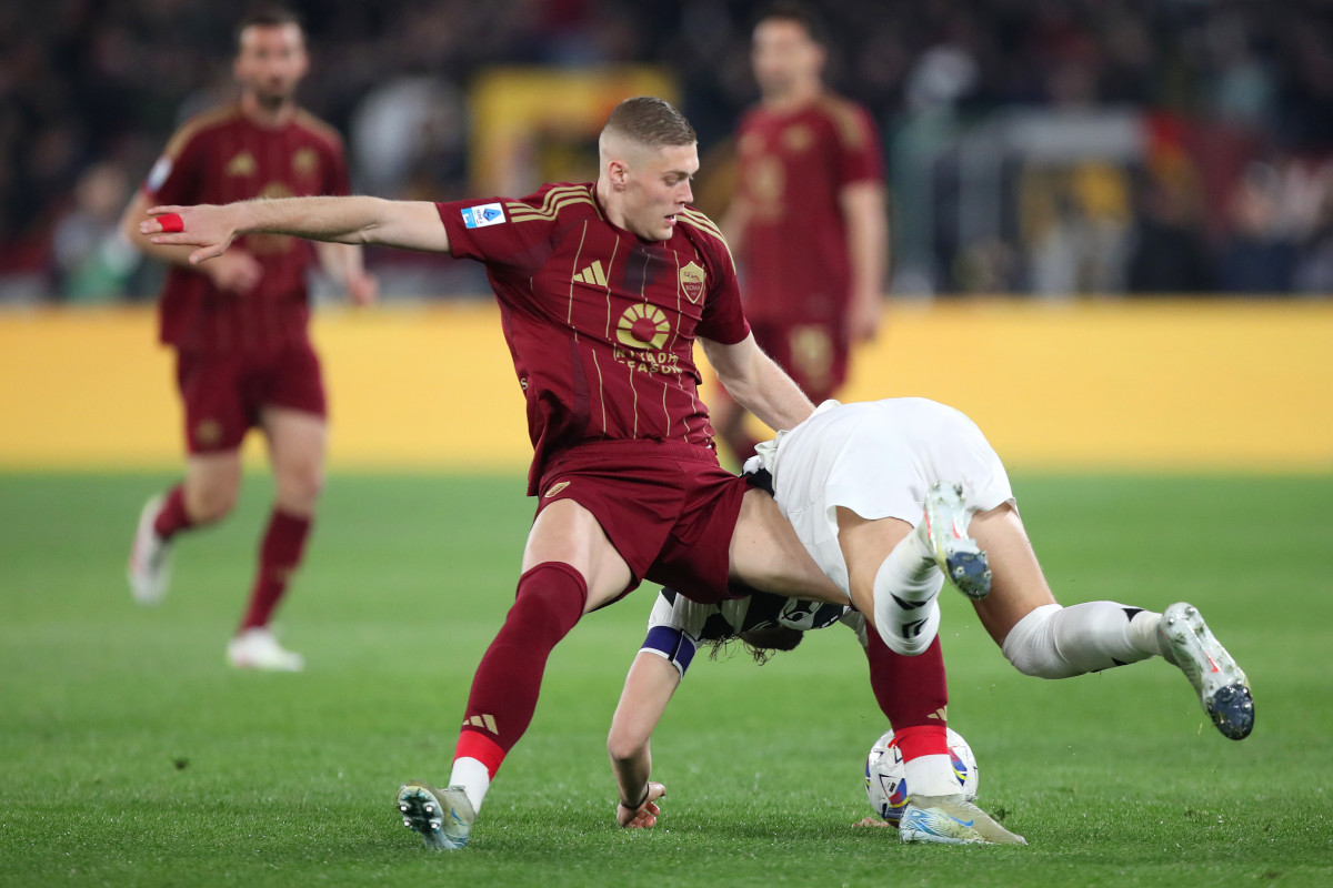 ROME, ITALY - APRIL 06: Manuel Locatelli of Juventus is challenged by Artem Dovbyk of AS Roma during the Serie A match between AS Roma and Juventus at Stadio Olimpico on April 06, 2025 in Rome, Italy. (Photo by Paolo Bruno/Getty Images)