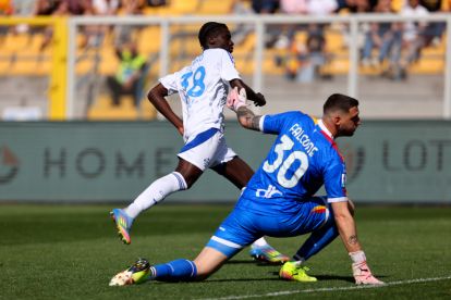LECCE, ITALY - APRIL 19: Assane Diao of Como scores his team's advantage goal during the Serie A match between Lecce and Como at Stadio Via del Mare on April 19, 2025 in Lecce, Italy. (Photo by Maurizio Lagana/Getty Images)