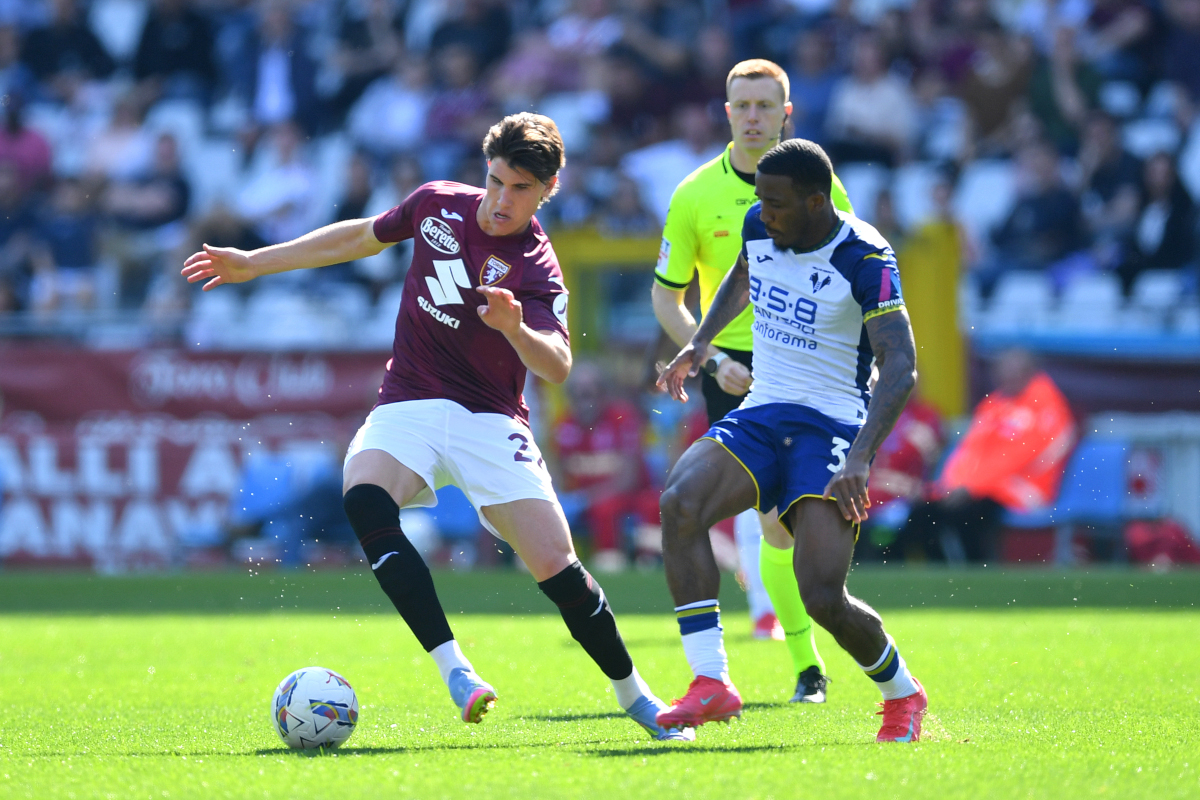TURIN, ITALY - APRIL 06: Cesare Casadei of Torino runs with the ball whilst under pressure from Daniel Mosquera of Hellas Verona during the Serie A match between Torino and Verona at Stadio Olimpico di Torino on April 06, 2025 in Turin, Italy. (Photo by Valerio Pennicino/Getty Images)